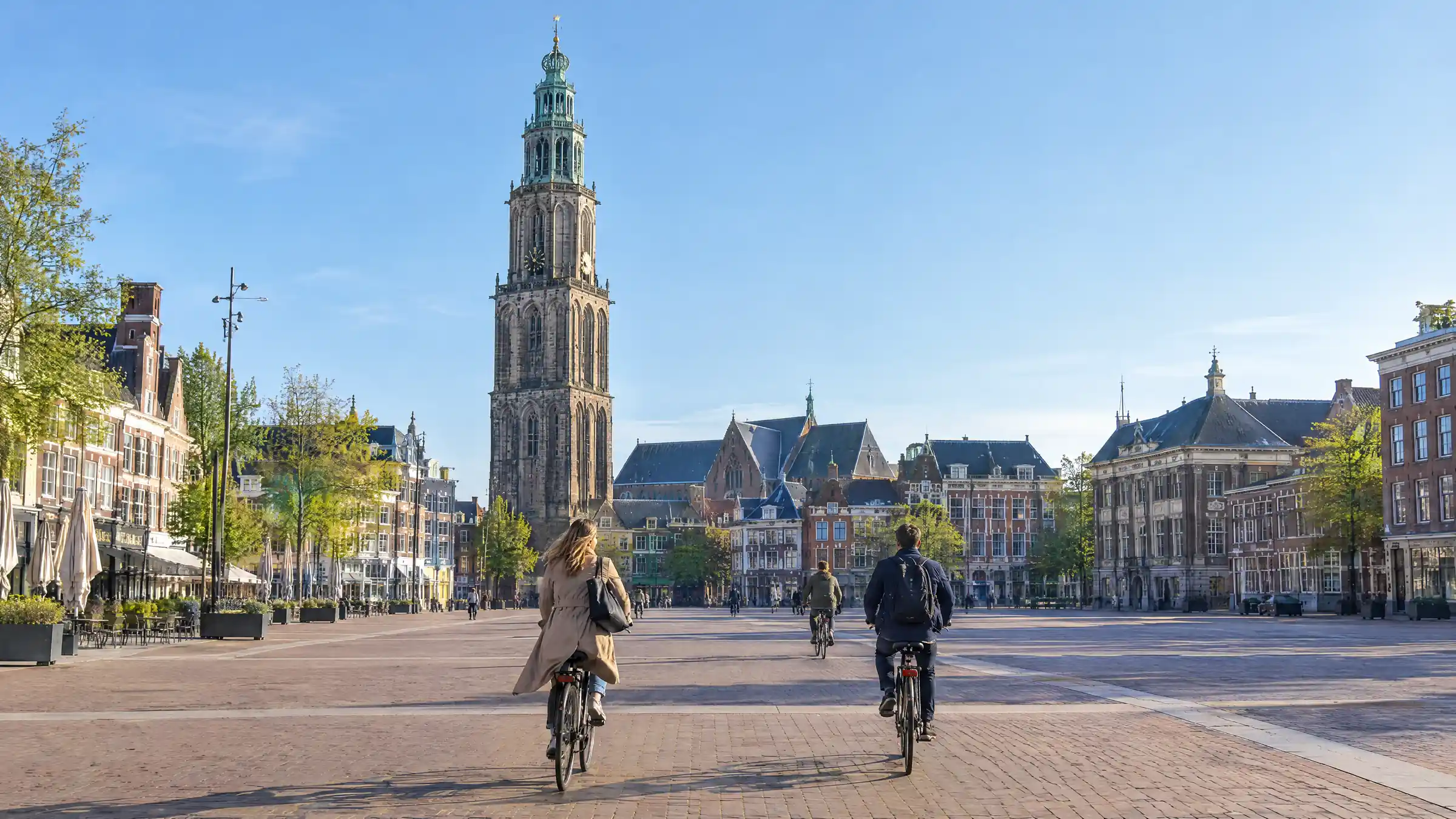 De Martinitoren en de Grote Markt in Groningen in de ochtendzon
