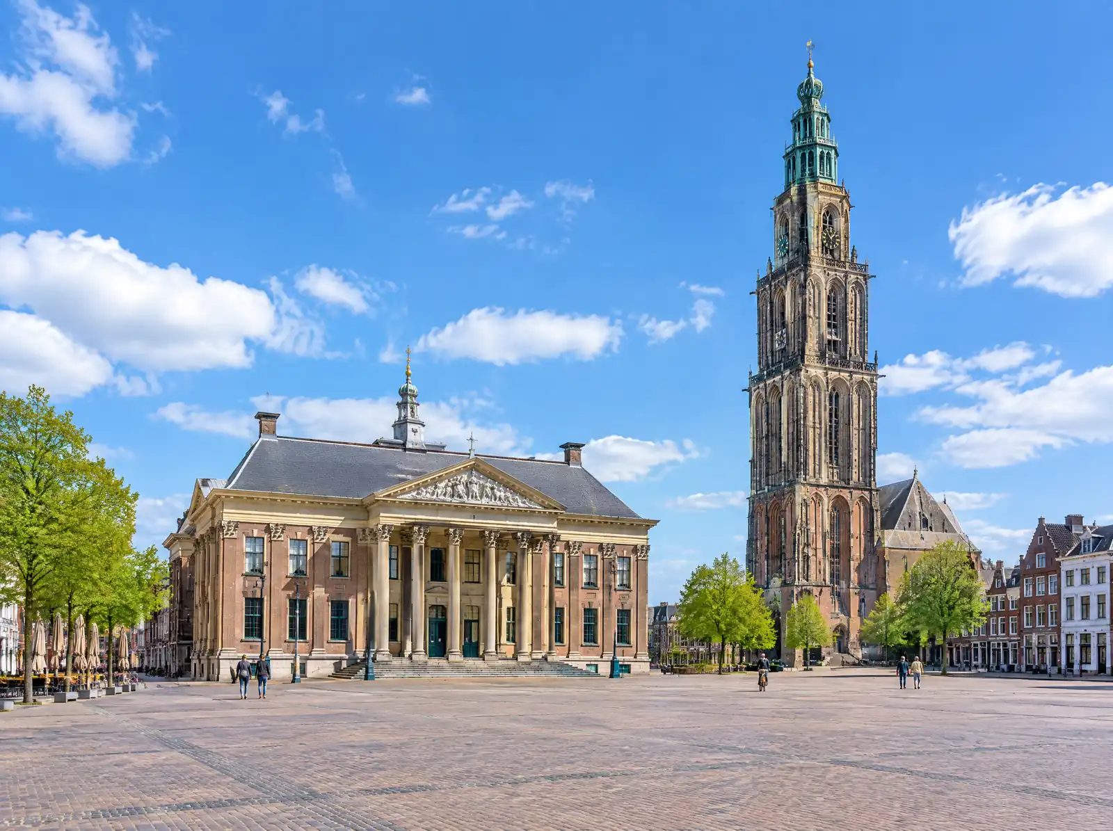 Plein in de binnenstad van Groningen met de Martinitoren